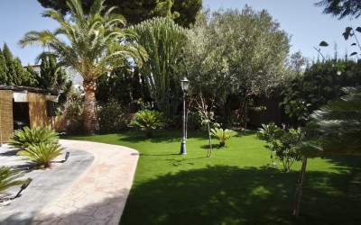 A fully renovated corner bungalow with a large garden.